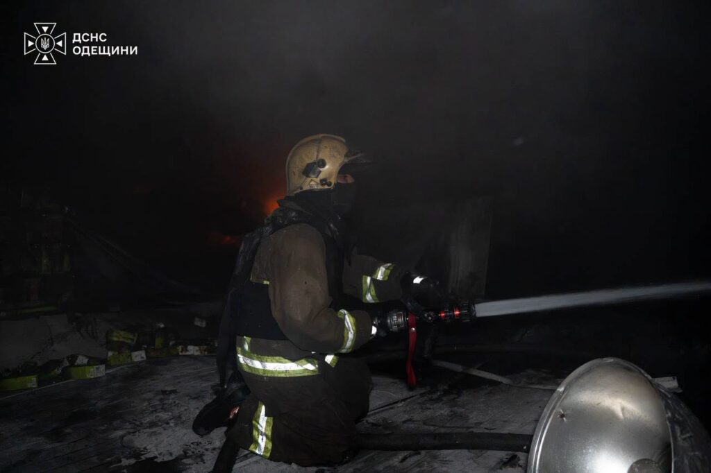 Масштабна пожежа на складах Одещини: ДСНС показала наслідки ворожого удару