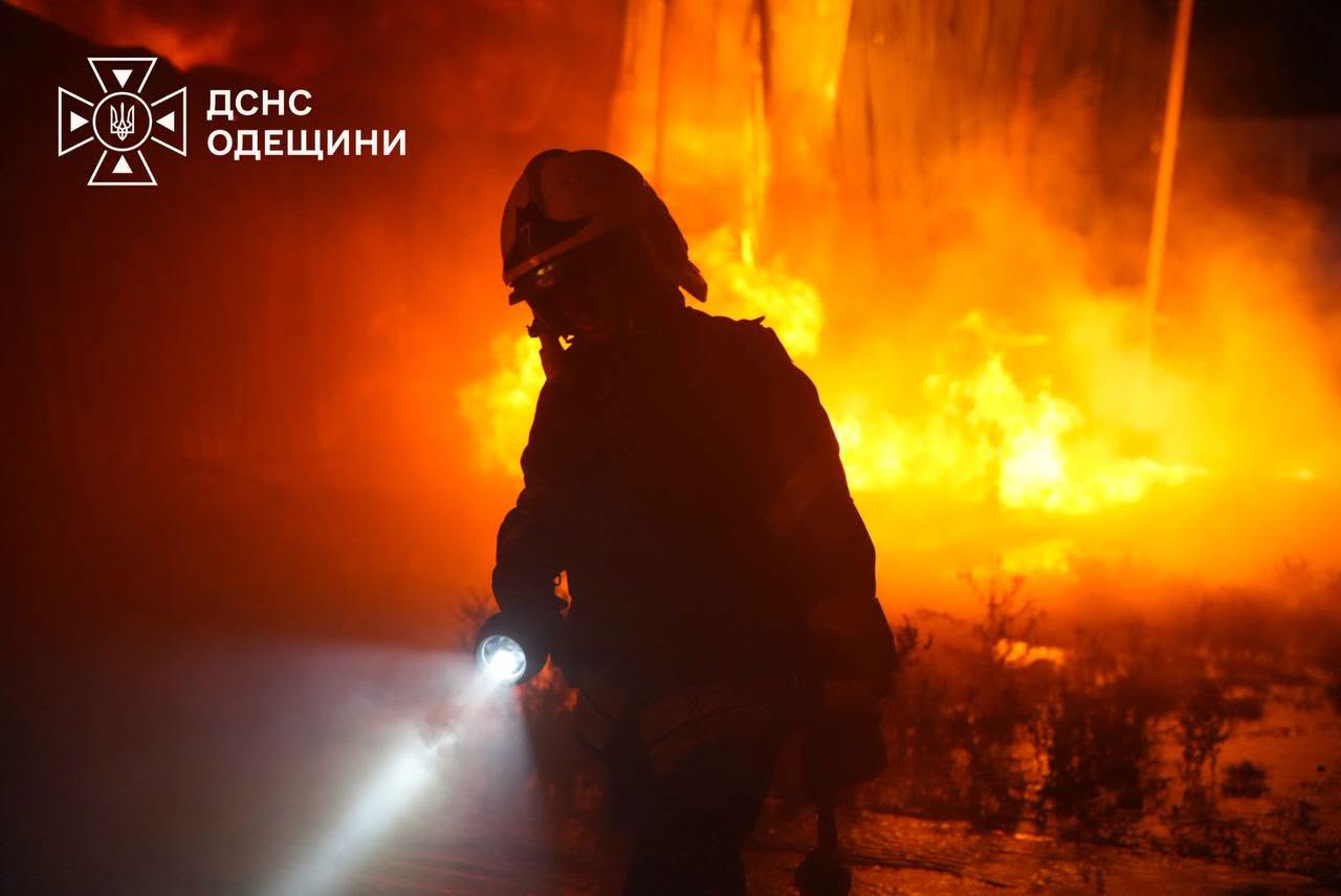 РФ атакувала цивільну інфраструктуру Одещини: спалахнула масштабна пожежа, сталося значне задимлення