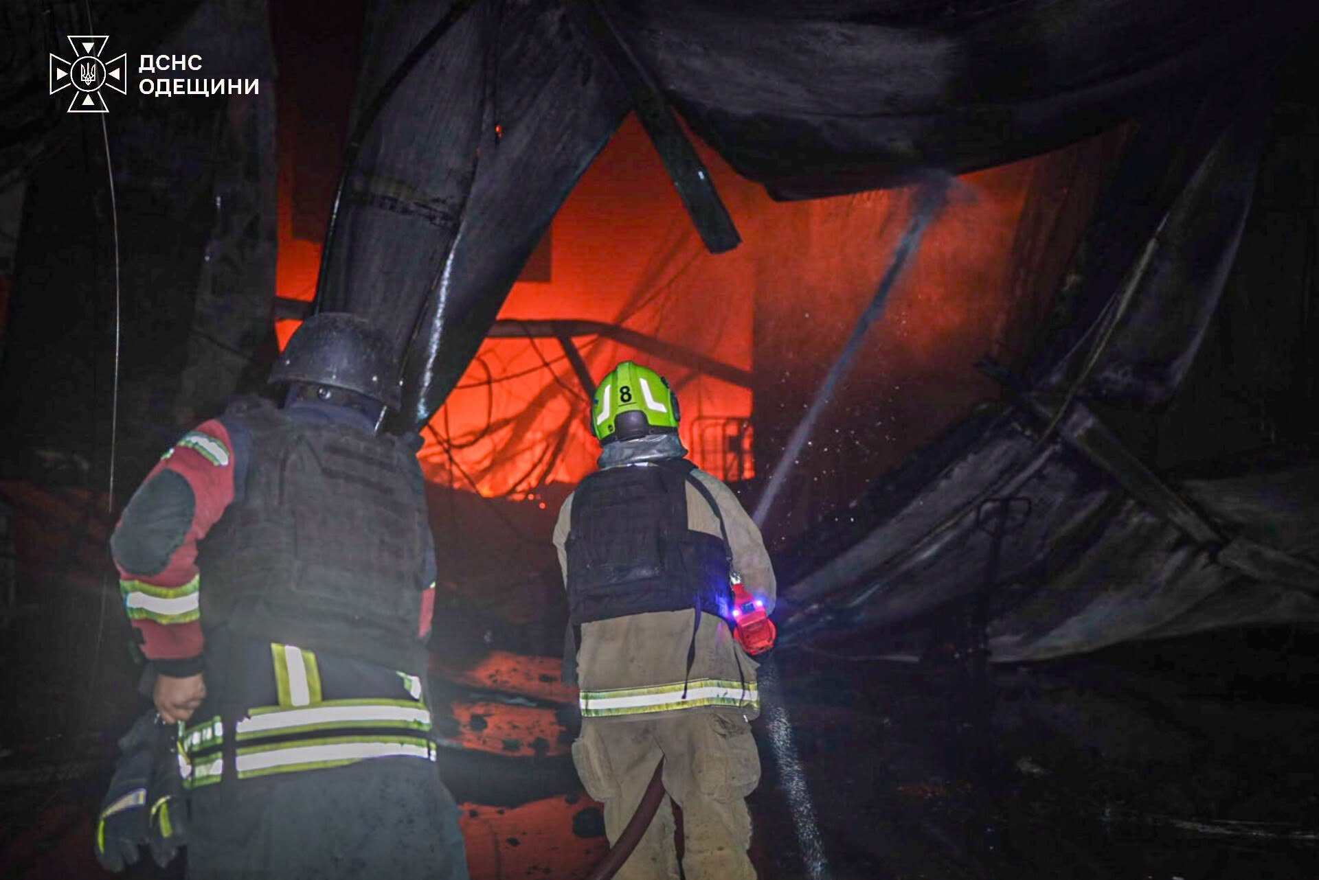 На Одещині внаслідок ворожого удару загорілися склади мережі супермаркетів (фото, відео)