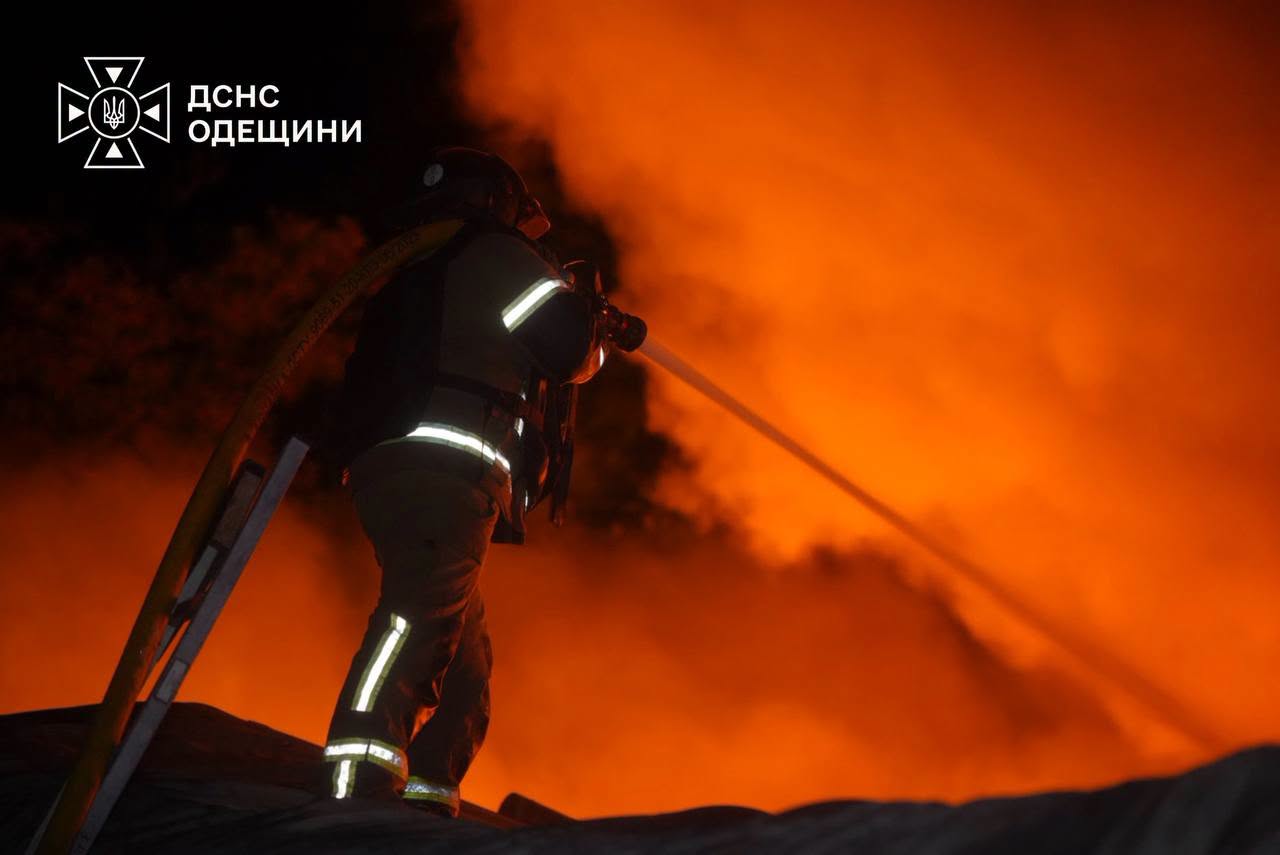 РФ атакувала цивільну інфраструктуру Одещини: спалахнула масштабна пожежа, сталося значне задимлення