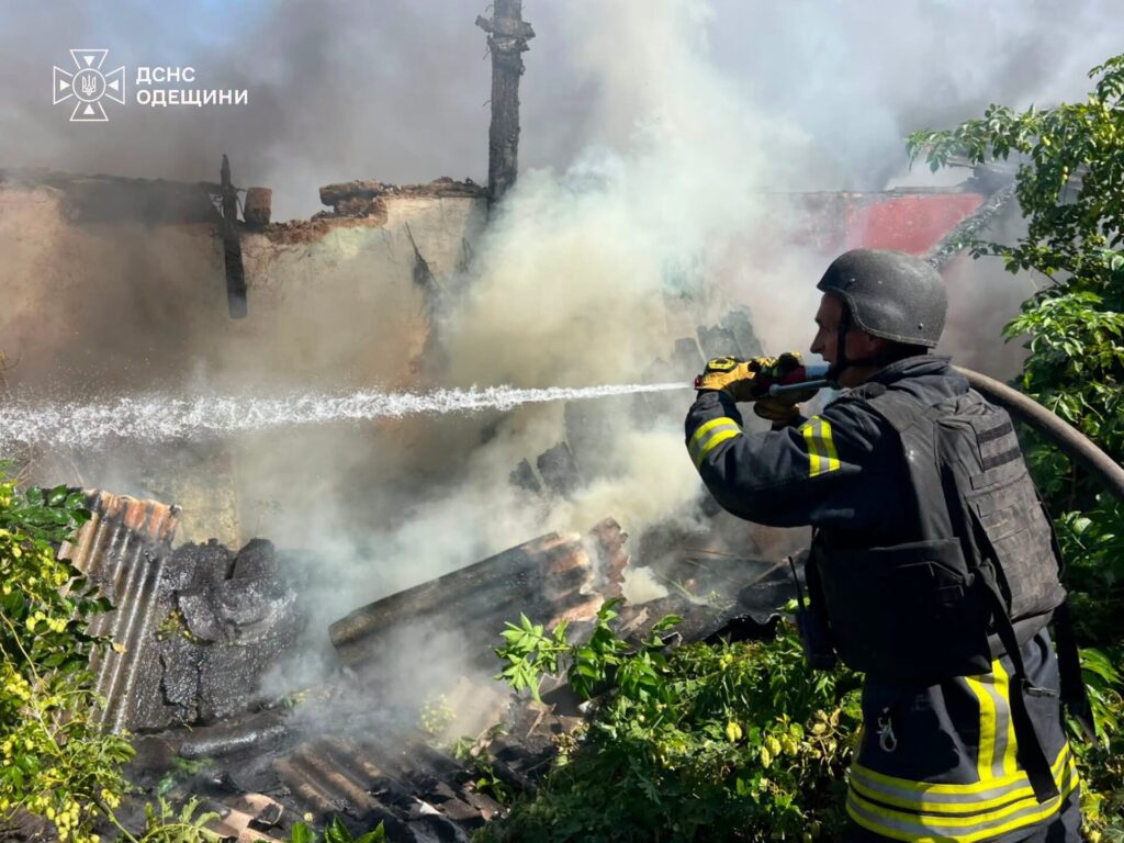 Палали склади та будинки: ДСНС показала наслідки ворожого удару по Одещині Палали склади та будинки: ДСНС показала наслідки ворожого удару по Одещині
