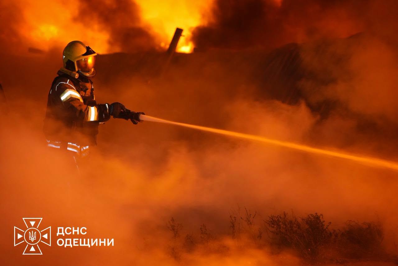 РФ атакувала цивільну інфраструктуру Одещини: спалахнула масштабна пожежа, сталося значне задимлення