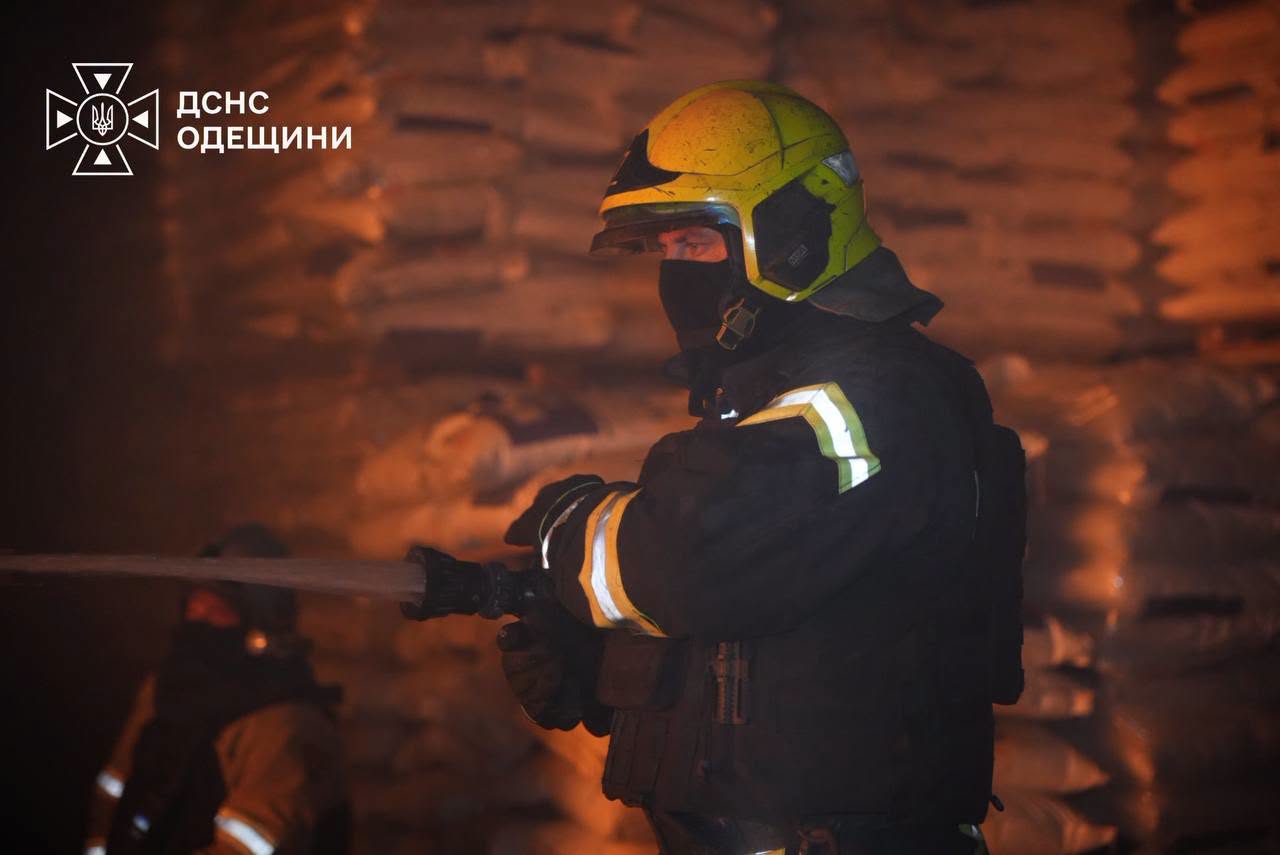 РФ атакувала цивільну інфраструктуру Одещини: спалахнула масштабна пожежа, сталося значне задимлення