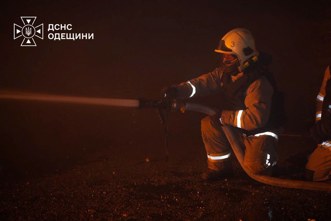 РФ атакувала цивільну інфраструктуру Одещини: спалахнула масштабна пожежа, сталося значне задимлення