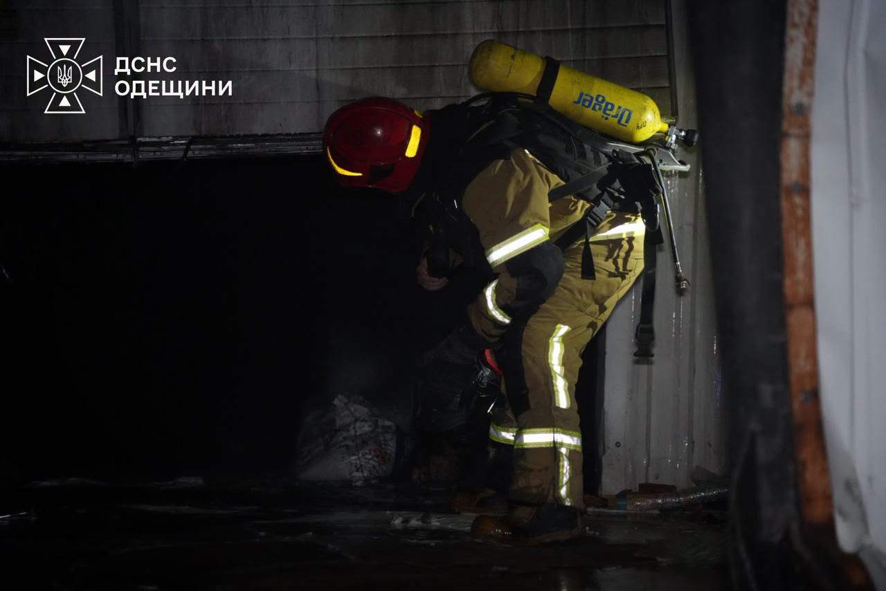 РФ атакувала цивільну інфраструктуру Одещини: спалахнула масштабна пожежа, сталося значне задимлення