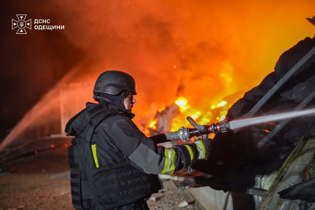 Майже 200 рятувальників гасили пожежі: з’явилися нові кадри наслідків обстрілу Одещини