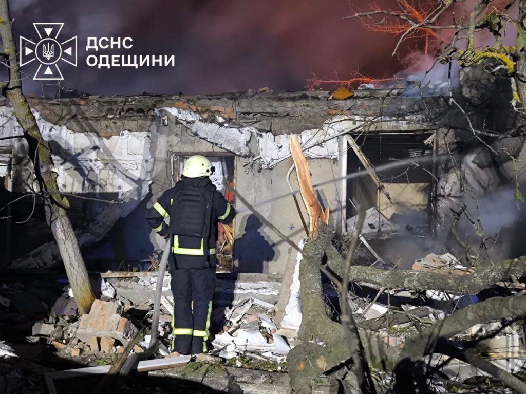 Нічний обстріл Одещини: понад 30 рятувальників гасили пожежі в будівлях 