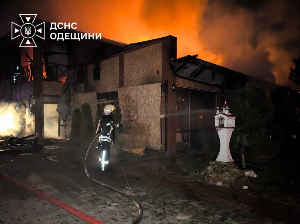 Нічний обстріл Одещини: понад 30 рятувальників гасили пожежі в будівлях 