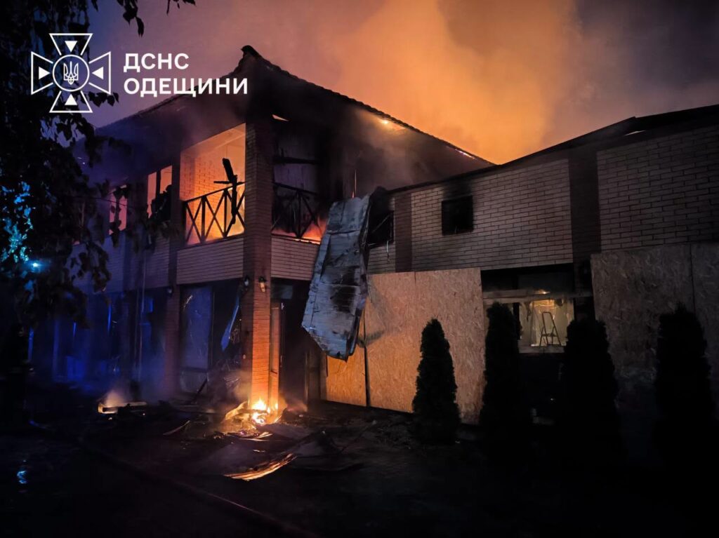 Нічний обстріл Одещини: понад 30 рятувальників гасили пожежі в будівлях 