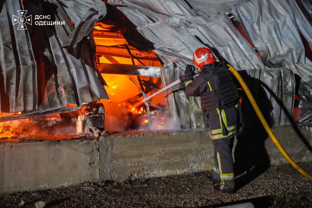 Майже 200 рятувальників гасили пожежі: з’явилися нові кадри наслідків обстрілу Одещини