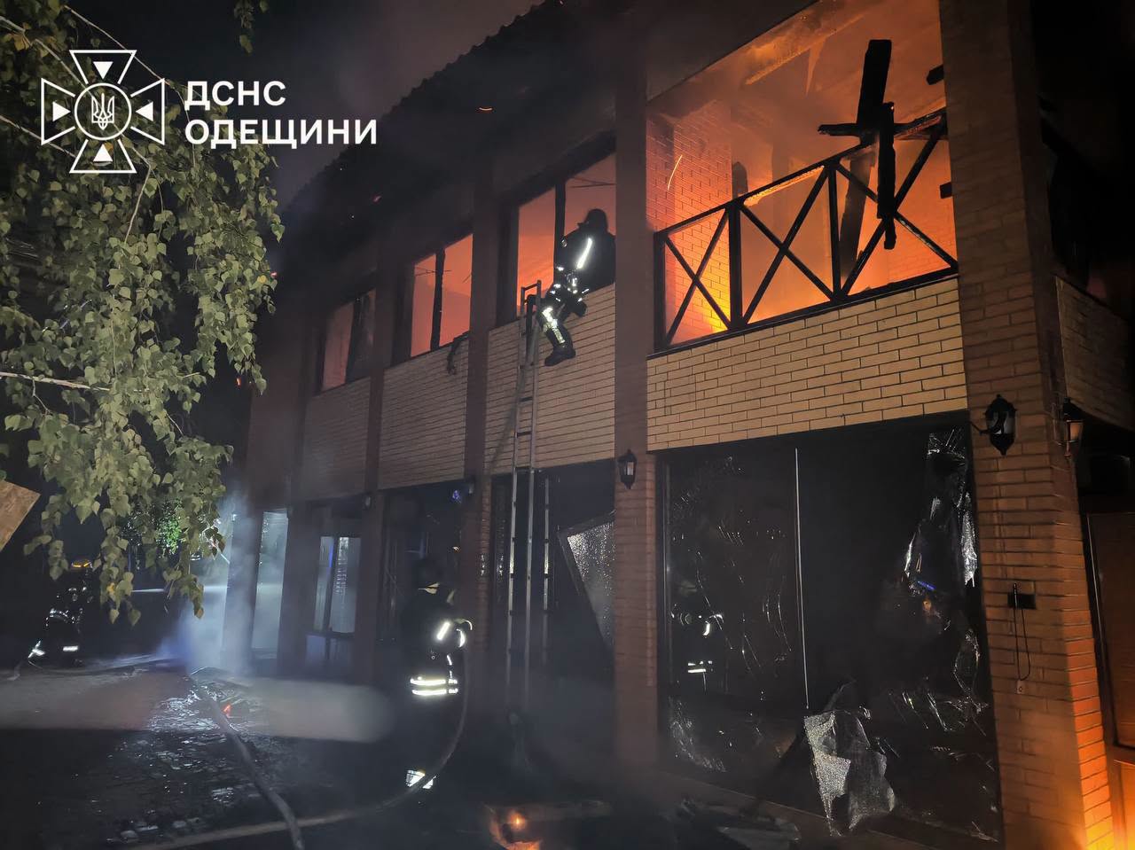 Нічний обстріл Одещини: понад 30 рятувальників гасили пожежі в будівлях 