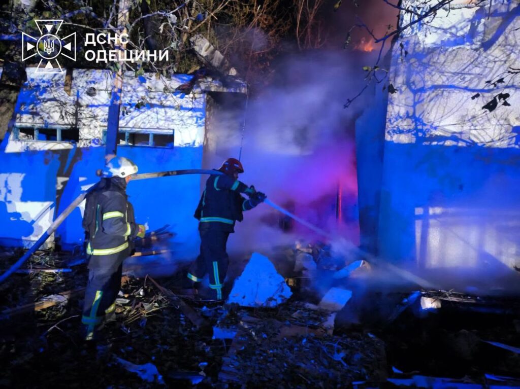 Нічний обстріл Одещини: понад 30 рятувальників гасили пожежі в будівлях 