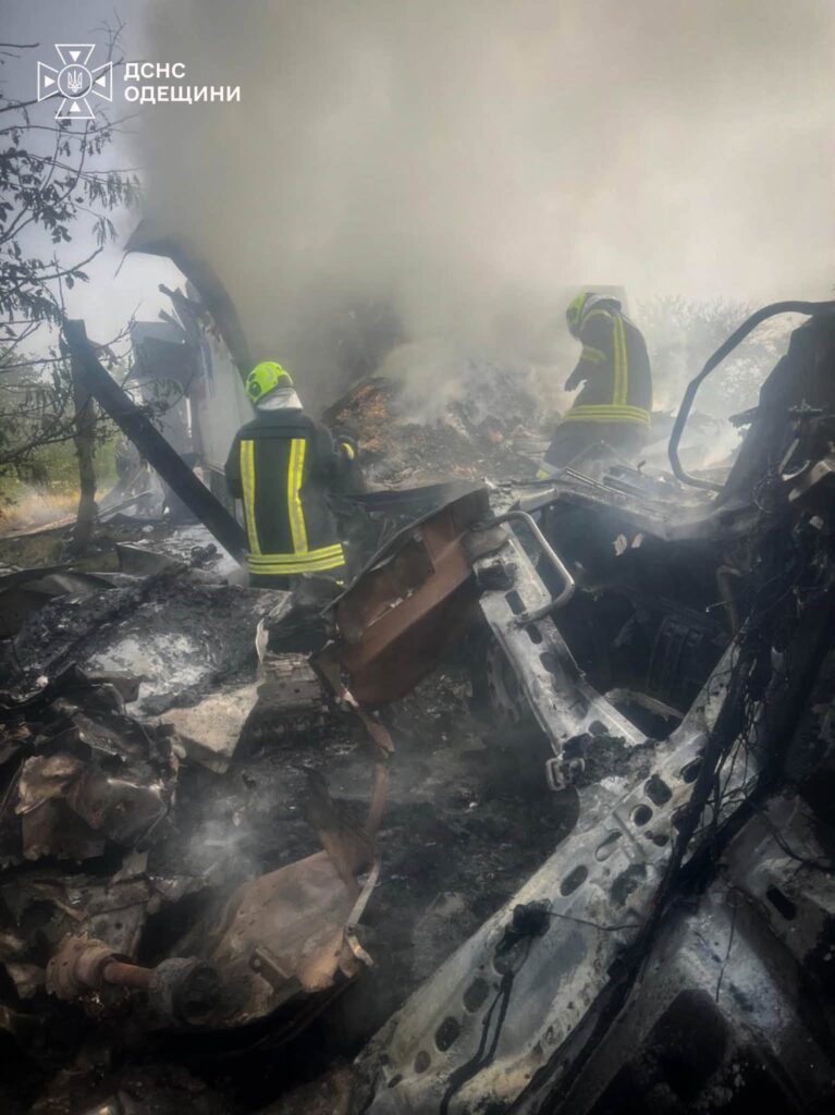Палали вантажівки та суха трава: ДСНС показала наслідки удару по Одеському району
