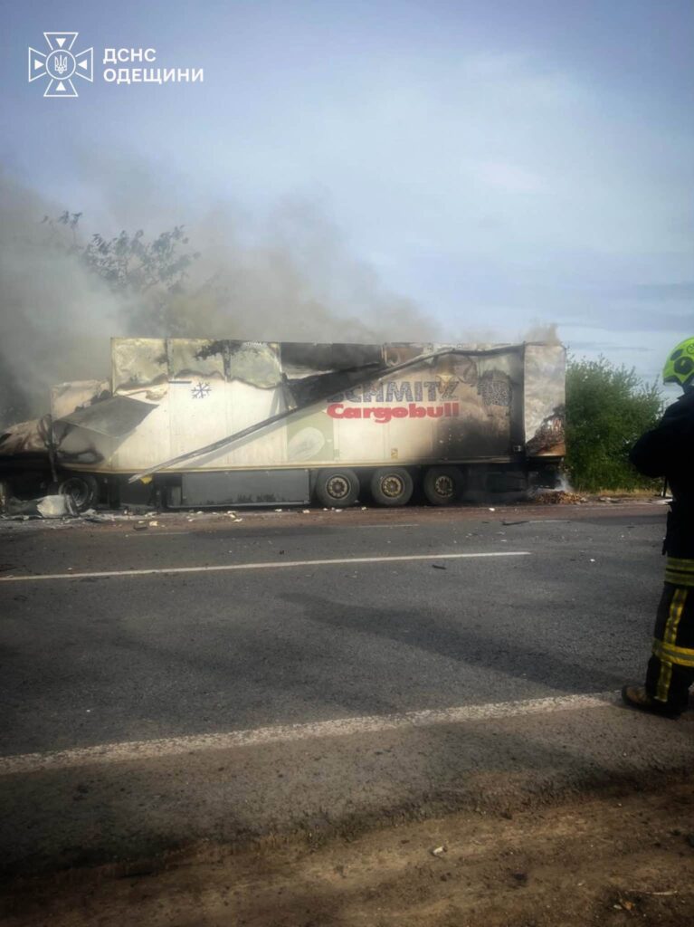 Палали вантажівки та суха трава: ДСНС показала наслідки удару по Одеському району