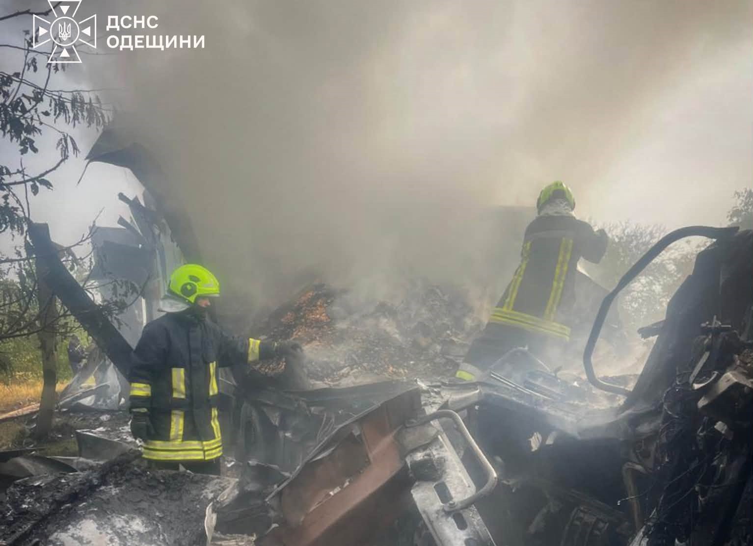 Палали вантажівки та суха трава: ДСНС показала наслідки удару по Одеському району