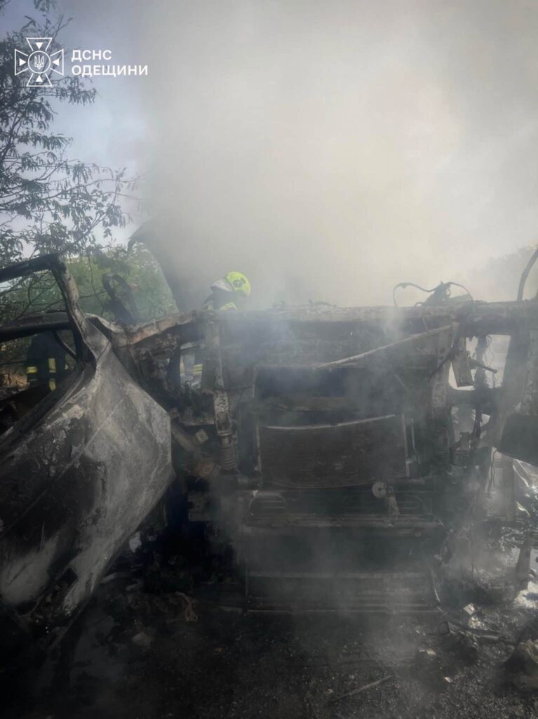 Палали вантажівки та суха трава: ДСНС показала наслідки удару по Одеському району