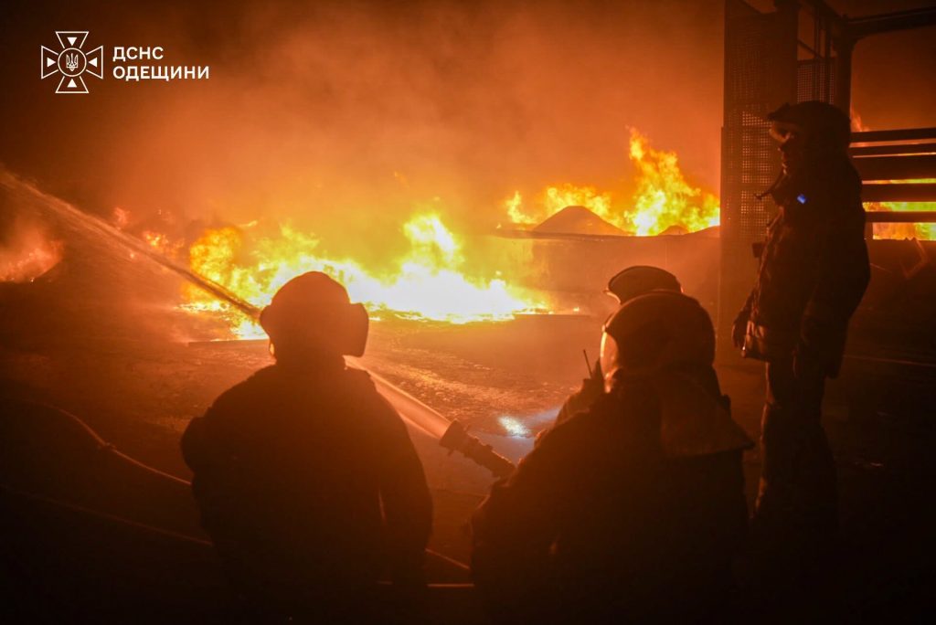 Майже 200 рятувальників гасили пожежі: з’явилися нові кадри наслідків обстрілу Одещини