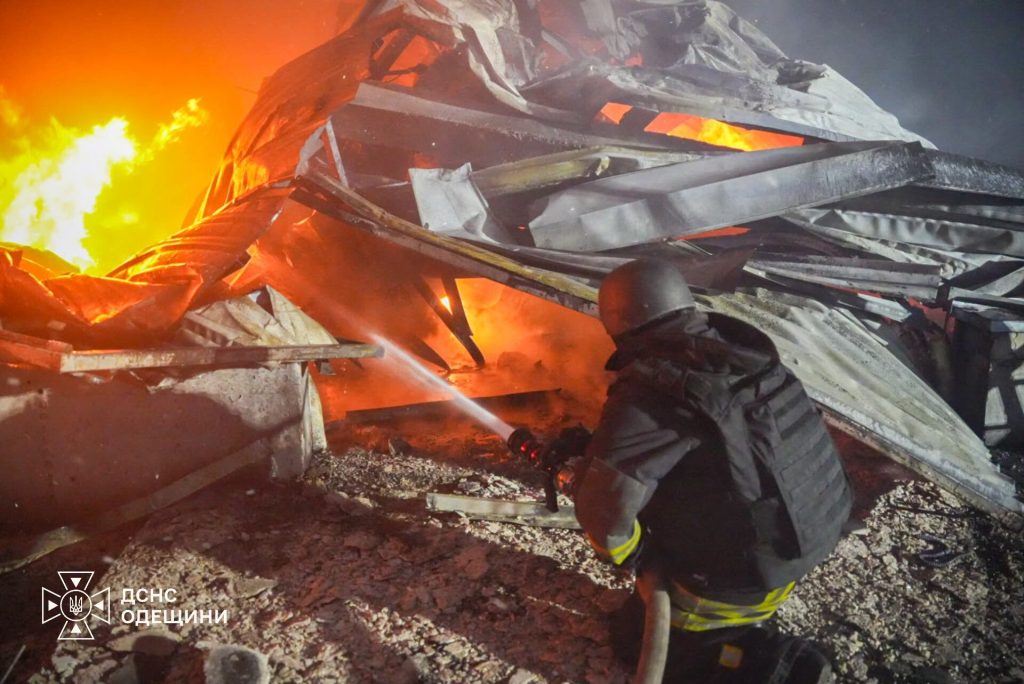 Майже 200 рятувальників гасили пожежі: з’явилися нові кадри наслідків обстрілу Одещини