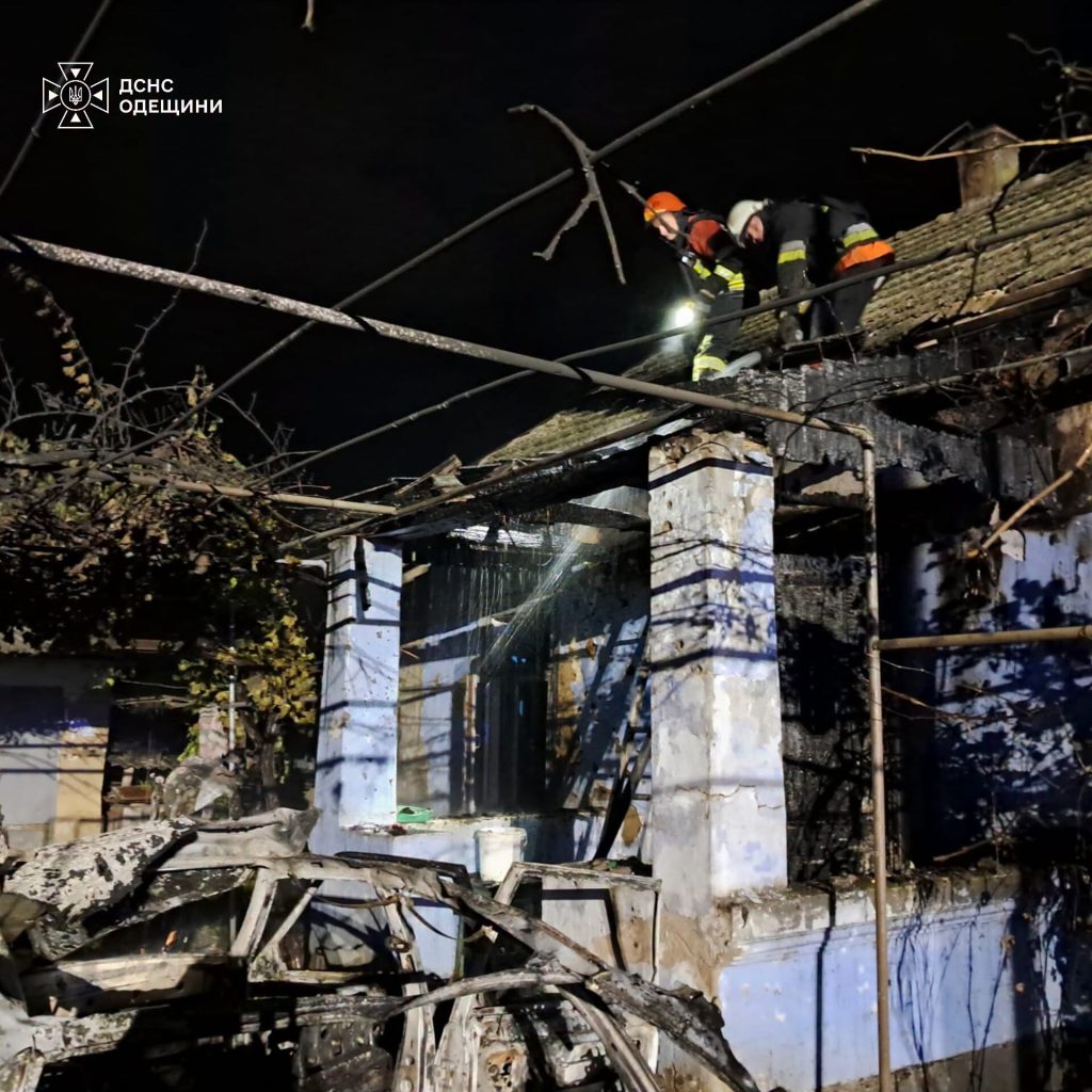 Майже 200 рятувальників гасили пожежі: з’явилися нові кадри наслідків обстрілу Одещини