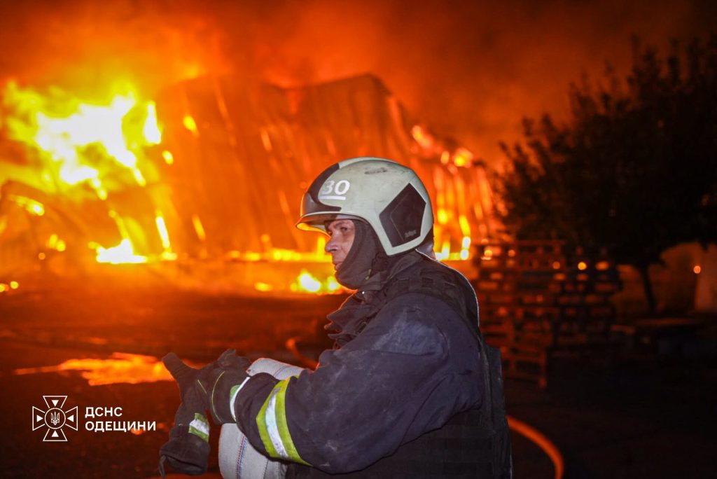 Майже 200 рятувальників гасили пожежі: з’явилися нові кадри наслідків обстрілу Одещини
