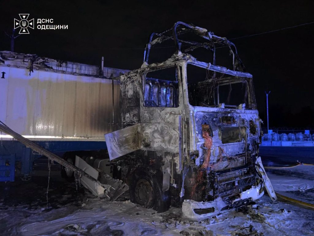 Майже 200 рятувальників гасили пожежі: з’явилися нові кадри наслідків обстрілу Одещини