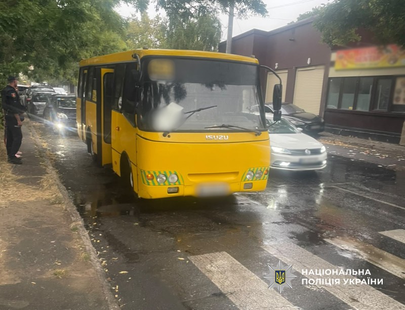 В Одесі на нерегульованому пішохідному переході маршрутка збила чоловіка