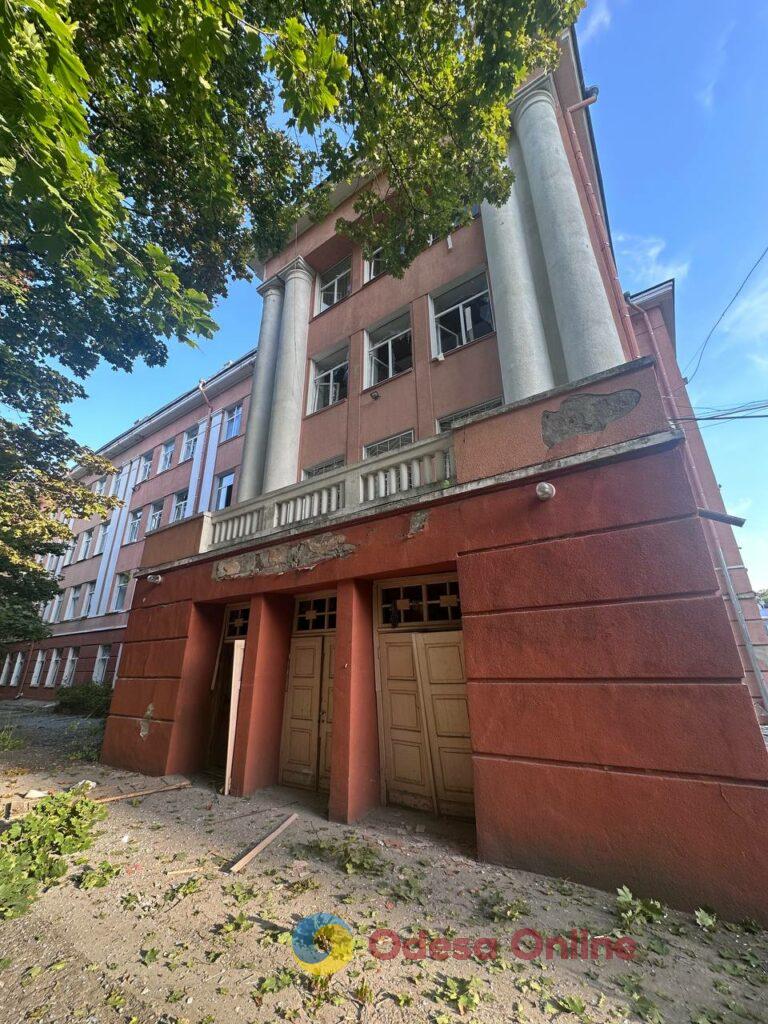 Пошкоджені будинки та навчальні заклади: наслідки масованого удару по Одесі Поврежденные дома и учебные заведения: последствия массированного удара по Одессе