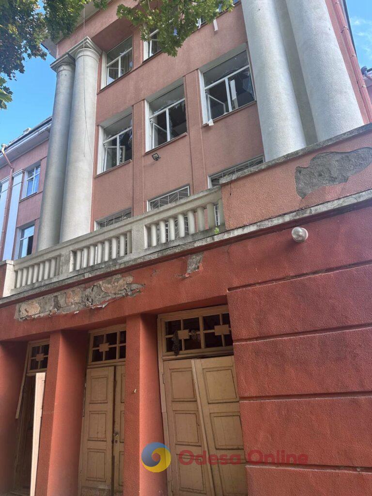 Пошкоджені будинки та навчальні заклади: наслідки масованого удару по Одесі Поврежденные дома и учебные заведения: последствия массированного удара по Одессе