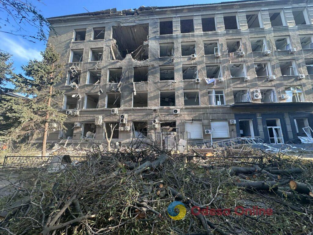 Пошкоджені будинки та навчальні заклади: наслідки масованого удару по Одесі Поврежденные дома и учебные заведения: последствия массированного удара по Одессе