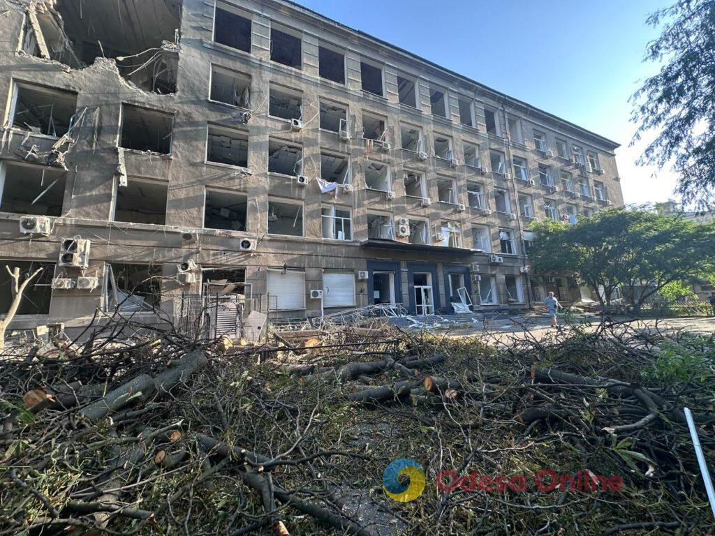 Пошкоджені будинки та навчальні заклади: наслідки масованого удару по Одесі Поврежденные дома и учебные заведения: последствия массированного удара по Одессе