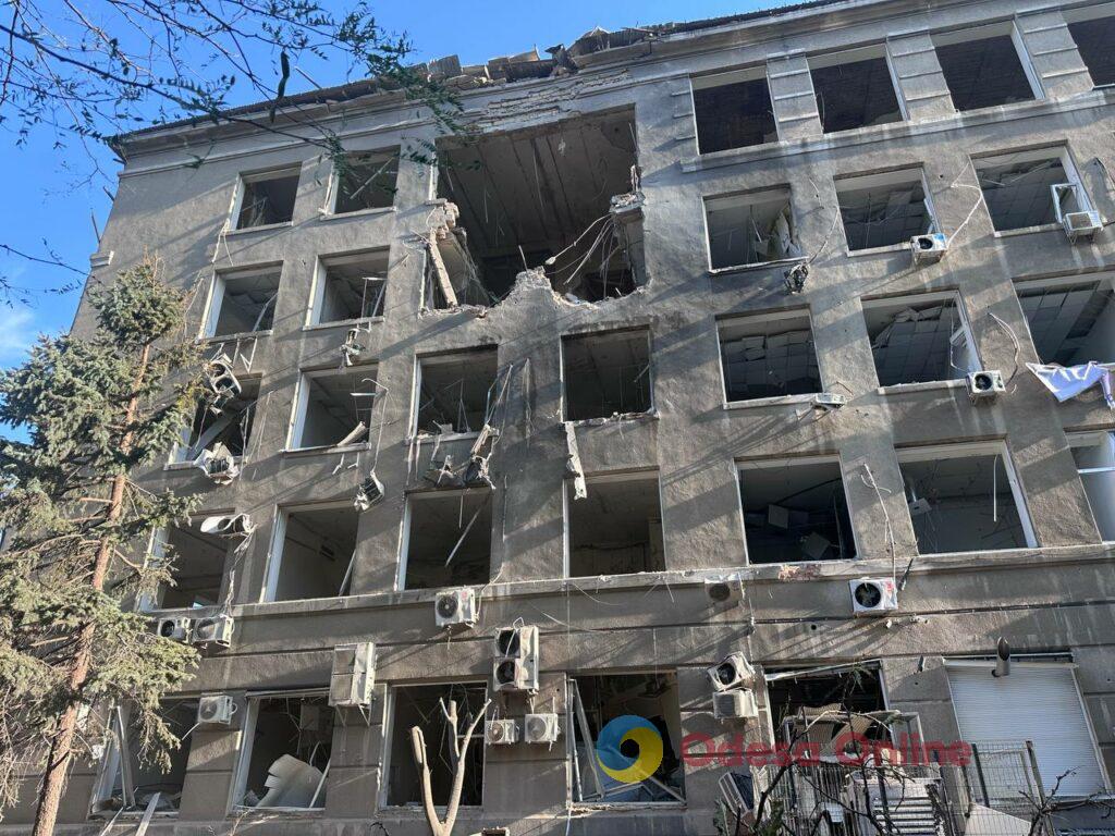 Пошкоджені будинки та навчальні заклади: наслідки масованого удару по Одесі Поврежденные дома и учебные заведения: последствия массированного удара по Одессе