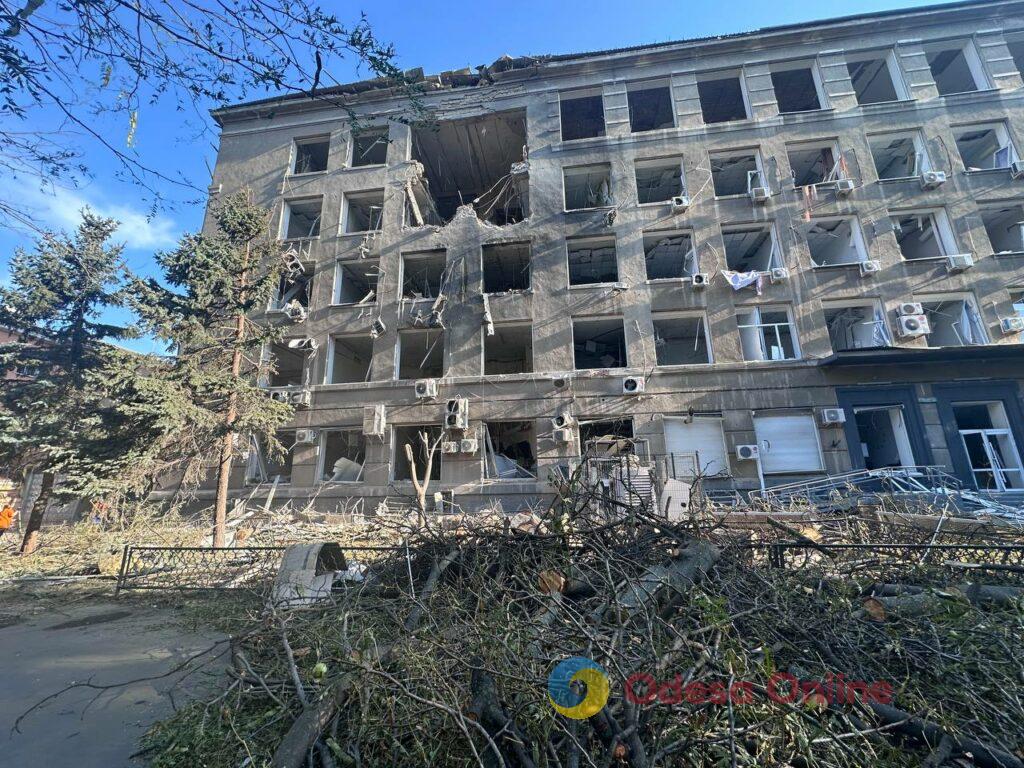 Пошкоджені будинки та навчальні заклади: наслідки масованого удару по Одесі Поврежденные дома и учебные заведения: последствия массированного удара по Одессе