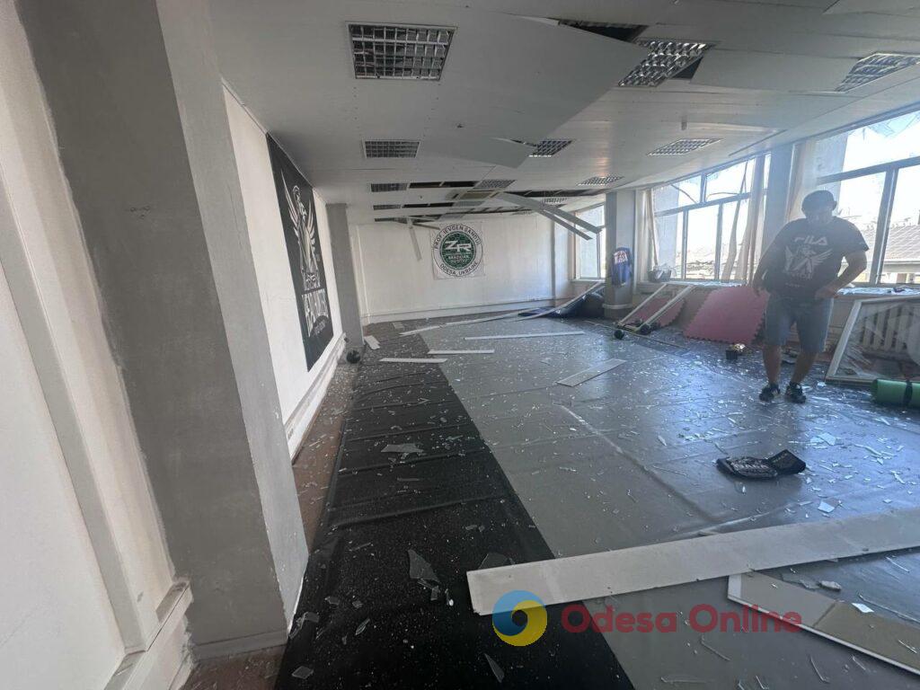 Унаслідок обстрілу Одеси пошкоджений спортзал, де діти готувалися до чемпіонату України В результате обстрела Одессы поврежден спортзал, где дети готовились к чемпионату Украины