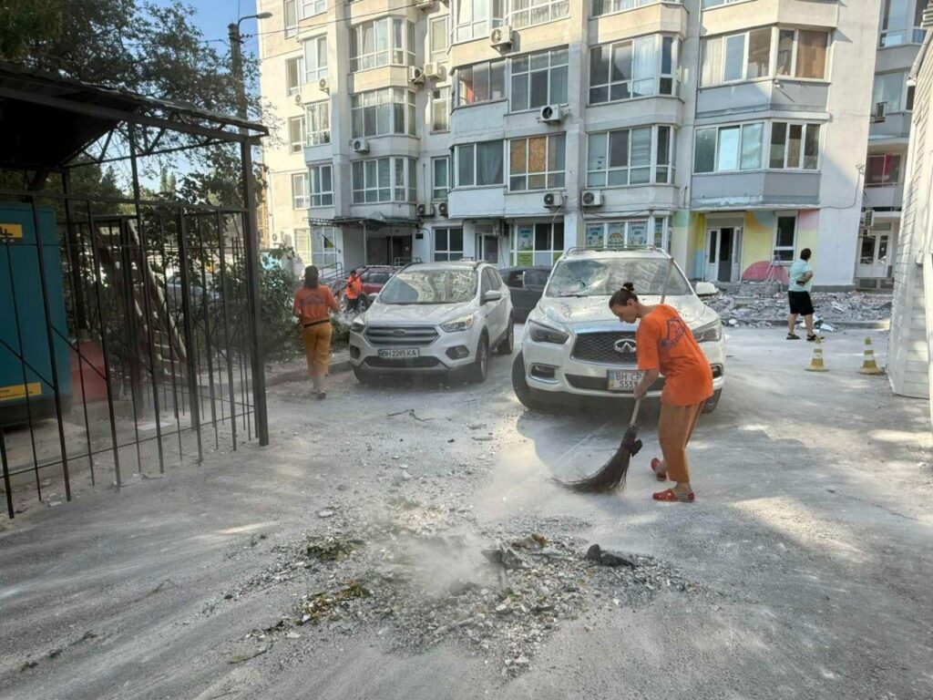 Одесса приходит в себя после обстрела: продолжается расчистка дворов и закрытие выбитых окон