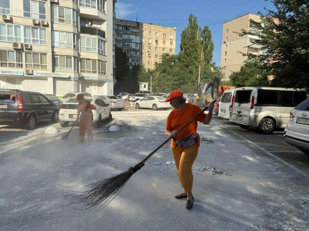 Одесса приходит в себя после обстрела: продолжается расчистка дворов и закрытие выбитых окон