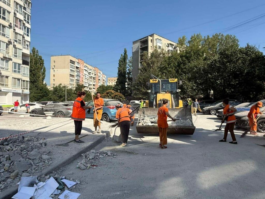 Одесса приходит в себя после обстрела: продолжается расчистка дворов и закрытие выбитых окон