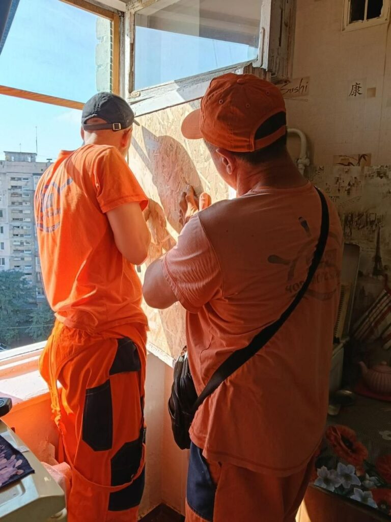 Одесса приходит в себя после обстрела: продолжается расчистка дворов и закрытие выбитых окон