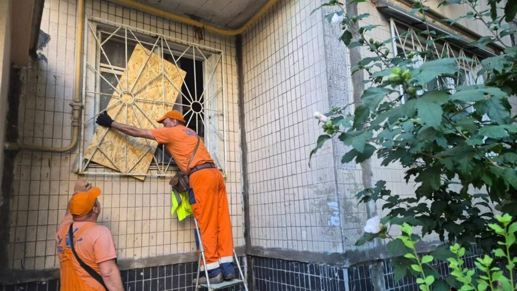 Одесса приходит в себя после обстрела: продолжается расчистка дворов и закрытие выбитых окон