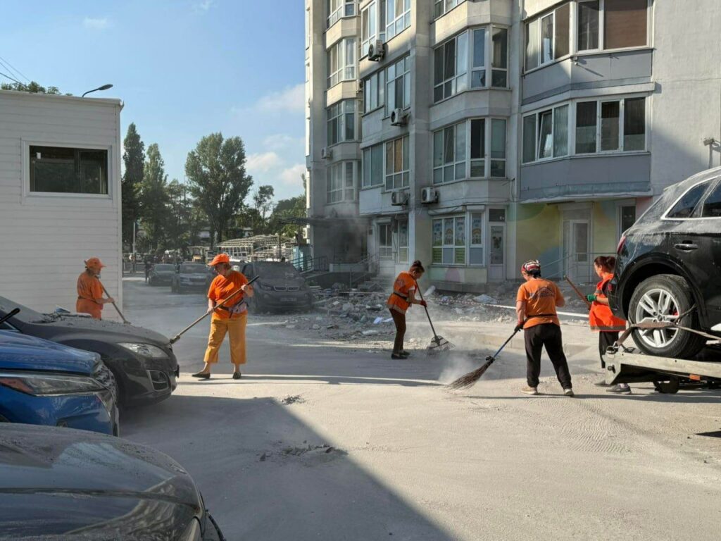 Одесса приходит в себя после обстрела: продолжается расчистка дворов и закрытие выбитых окон