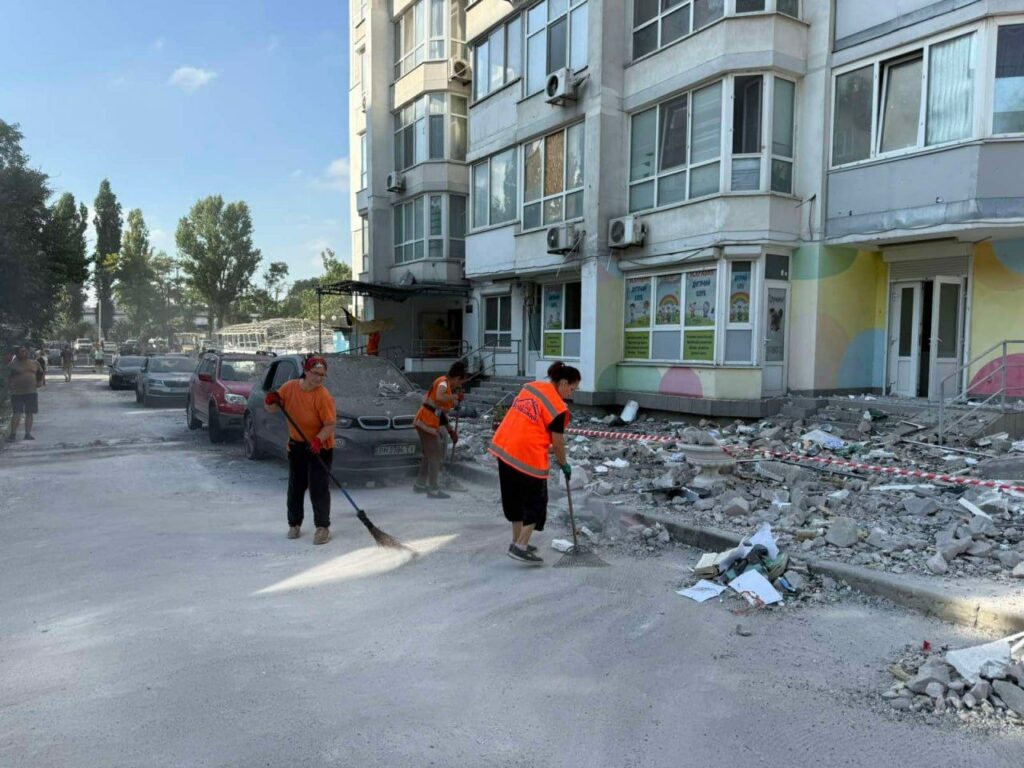 Одесса приходит в себя после обстрела: продолжается расчистка дворов и закрытие выбитых окон