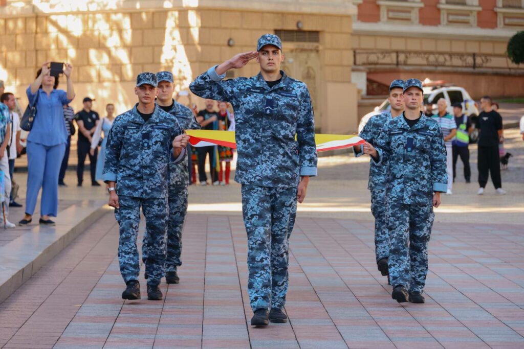 З нагоди Дня міста на Біржовій площі урочисто підняли Прапор Одеси По случаю Дня города на Биржевой площади торжественно подняли Флаг Одессы
