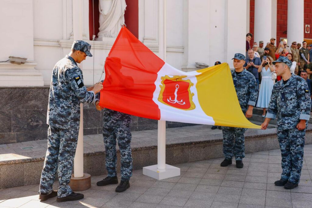 З нагоди Дня міста на Біржовій площі урочисто підняли Прапор Одеси По случаю Дня города на Биржевой площади торжественно подняли Флаг Одессы