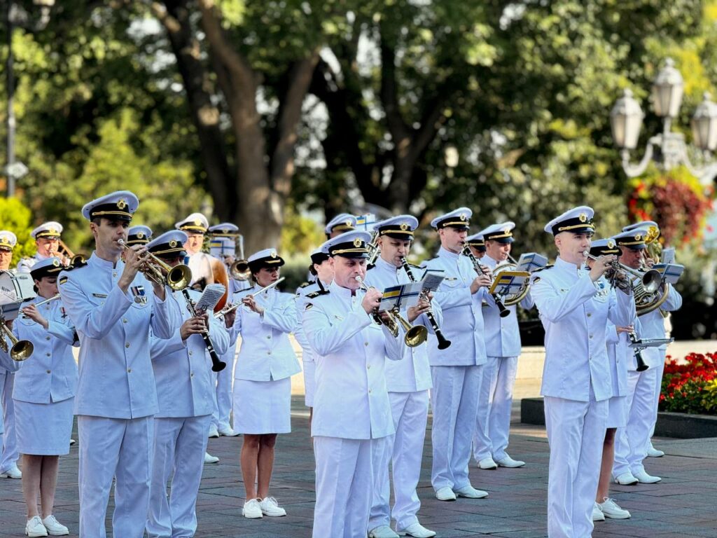 З нагоди Дня міста на Біржовій площі урочисто підняли Прапор Одеси По случаю Дня города на Биржевой площади торжественно подняли Флаг Одессы