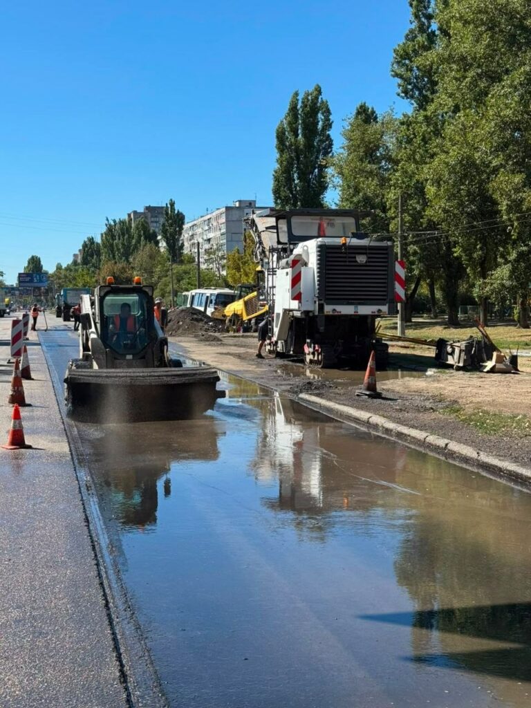 В Одесі на проспекті Князя Володимира Великого оновлюють асфальт В Одесі на проспекті Князя Володимира Великого оновлюють асфальт