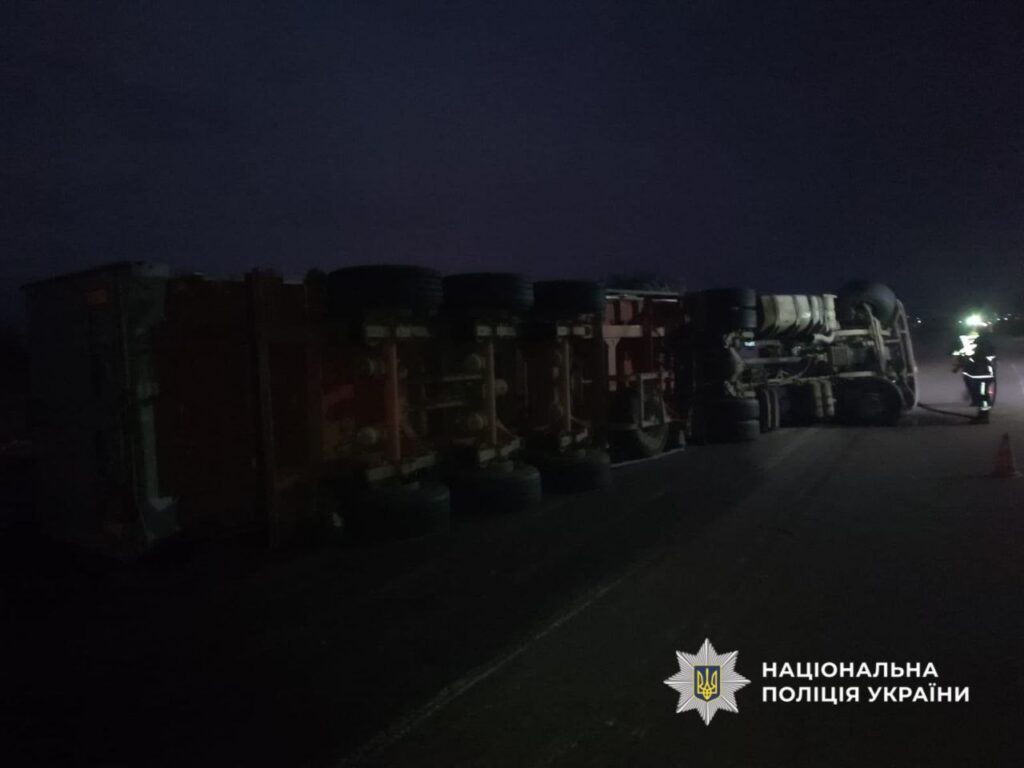 На трасі Одеса — Рені в Татарбунарах перекинулася вантажівка