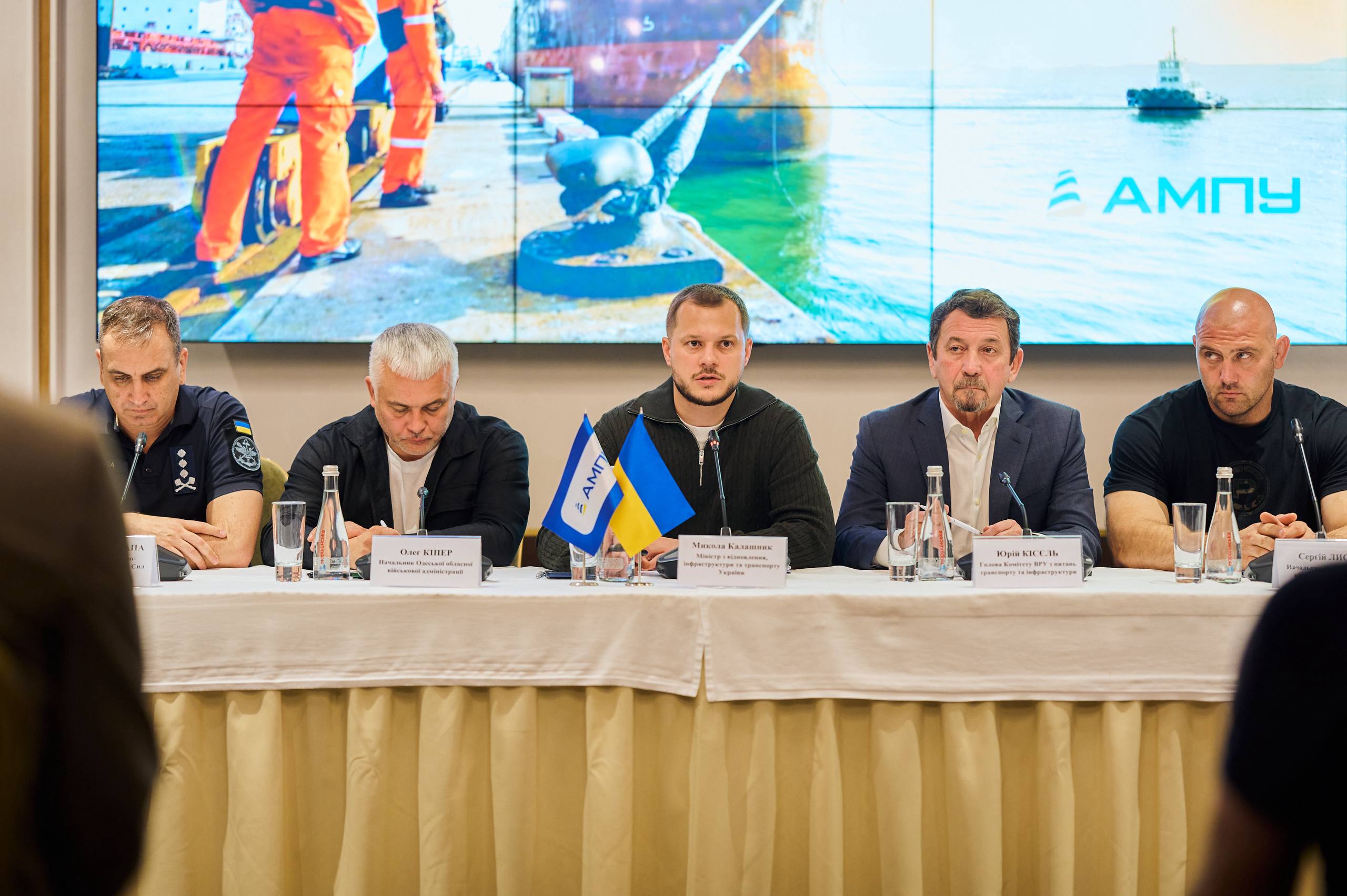 Вантажопереробка портів Великої Одеси скоротилася у 15 разів через масовані обстріли РФ