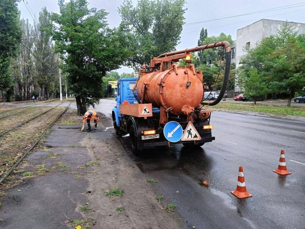 В Одесі розчищають дощоприймачі для запобігання підтопленням через негоду