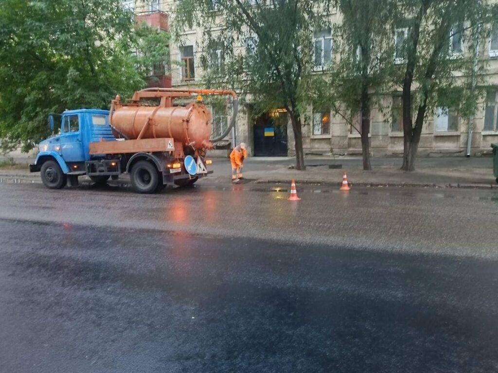 В Одесі розчищають дощоприймачі для запобігання підтопленням через негоду