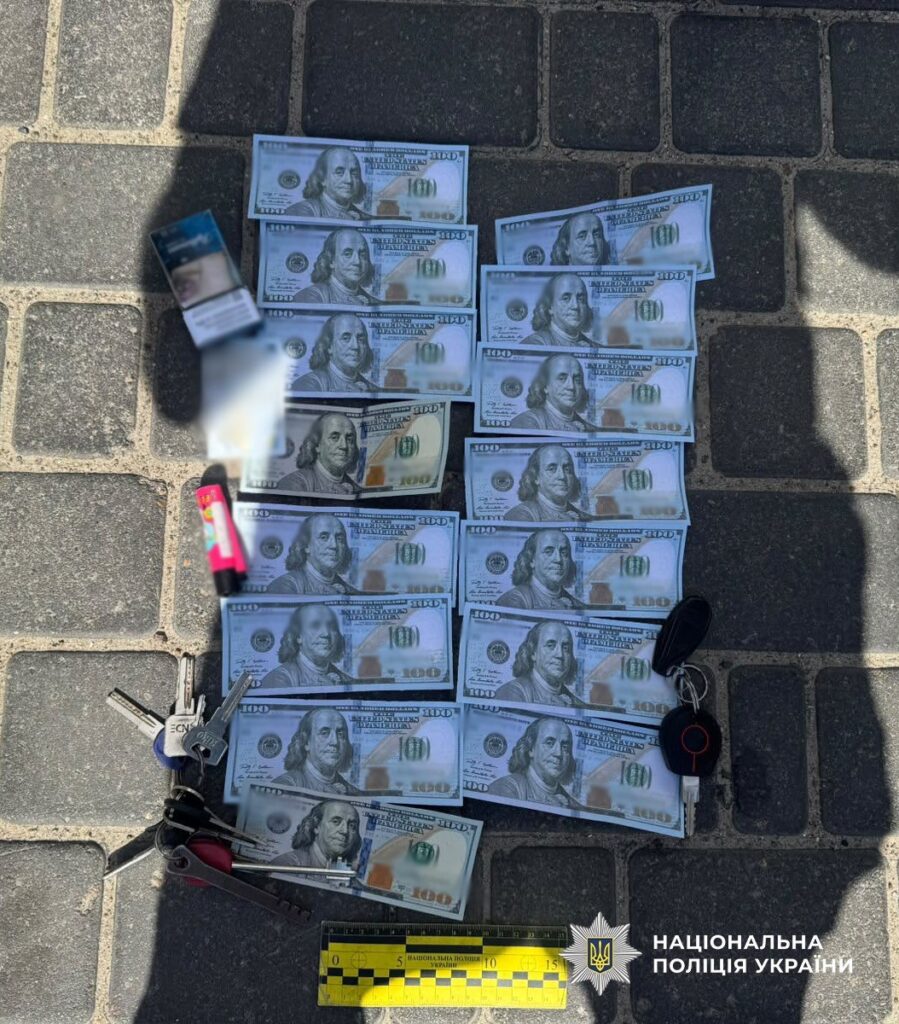 1600 доларів за «допомогу» під час вступу: в Одесі викрили посадовця коледжу на хабарі