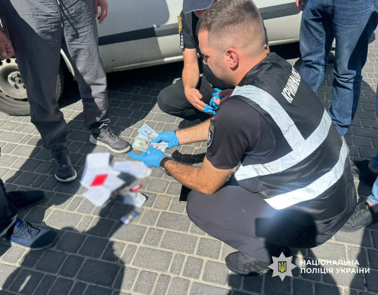 1600 доларів за «допомогу» під час вступу: в Одесі викрили посадовця коледжу на хабарі